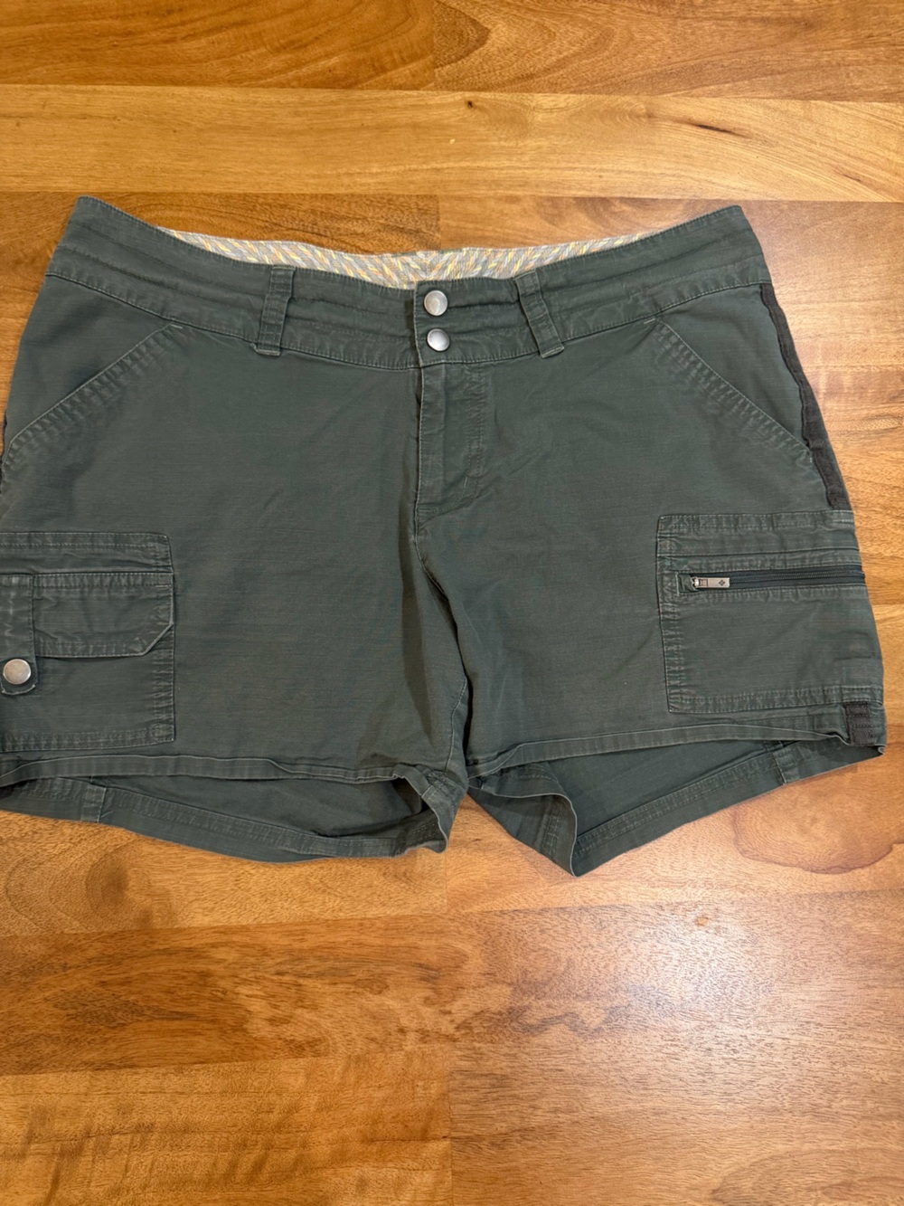 Columbia Omni-Shade Green Utility Athletic Shorts Women’s Size 12 w/ 5” Inseam